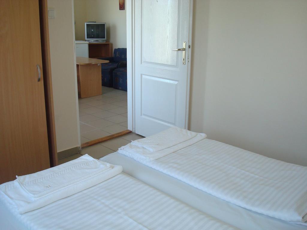 Termal Kemping Apartmanok Tiszaujvaros Quarto foto